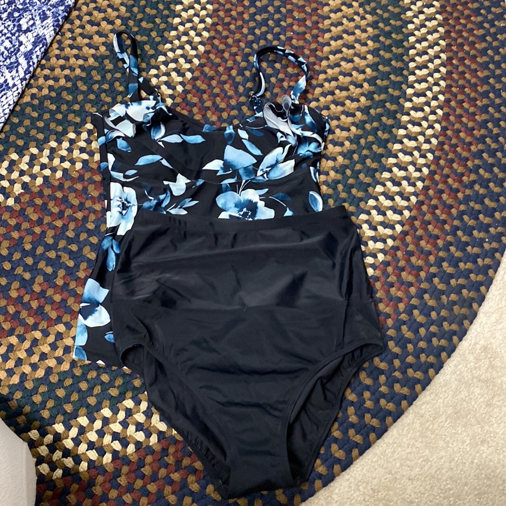NWoT Island escape 2 piece swim suit size 6